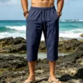 Detailansicht der lässigen blauen Herren Kordelzug Falten Capri Shorts für den Strand. - S / Marineblau