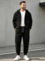 Detailansicht des lässigen schwarzen Kapuzensweatshirts für Herren mit passender Jogginghose. - S / Oberteil und Unterteil / Schwarz