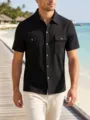 Zwart herenoverhemd met korte mouwen en dubbele zakken gedragen op een zonnig strand. - S / Tops / Zwart