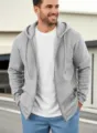 Vista dettagliata di felpa con cappuccio grigia da uomo con zip e tasche laterali. - Grigio chiaro