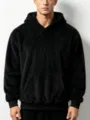 Nahaufnahme des schwarzen Fleecepullovers, weiche Korallenfleece-Textur, gemütliche Winterkleidung. - S / Oberteile / Schwarz