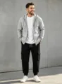 Detailansicht des lässigen Herren-Hoodie- und Cargohosen-Sets mit weißem T-Shirt Outfit. - S / Oberteil und Unterteil / Grau