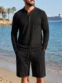 Vista dettagliata della polo a maniche lunghe waffle e dei pantaloncini coordinati. - Taglia S / Top e Pantaloni / Nero