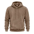 Detaillierte Ansicht der braunen Herren Kapuzen Teddyfleece Sweatshirt Textur mit Kordel. - S / Oberteile / Camel