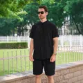 Nahaufnahme des schwarzen Herren Jacquard Stehkragen Kurzarm Hemd Stoffes Detail. - S / Oberteil und Unterteil / Schwarz