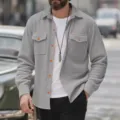 Vue détaillée d'une chemise à manches longues en velours côtelé gris pour homme avec boutons. - S / Hauts / Gris