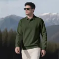 Vista detallada de polo de manga larga con textura jacquard para hombre en verde oscuro. - Verde Militar