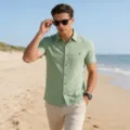 Detailansicht des hellgrünen Leinen Kurzarmhemds, das bequem am Strand getragen wird. - S / Oberteile / Hellgrün