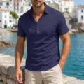 Nahaufnahme eines klassischen dunkelblauen Kurzarm-Poloshirts für Herren mit Knopfleiste. - S / Oberteile / Marineblau