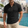 Herren Freizeit schwarzes kurzarm Polohemd mit Goldknöpfen am Meer im Freien getragen. - S / Oberteile / Schwarz