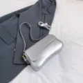 Bolso de hombro plateado metalizado para mujer elegante de cuero PU con correa ajustable - Plateado