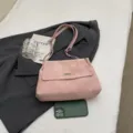 Bolso de hombro de ante rosa para mujer, elegante bolso de axila con cadena. - Rosa