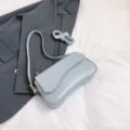 Elegante bolso de hombro azul claro para mujer con solapa elegante y correa cruzada ajustable. - Azul