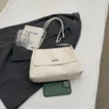Bolso de hombro liso minimalista para mujer, elegante bolso con cadena y cierre de solapa. - Blanco