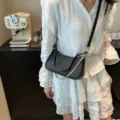 Bolso de hombro negro elegante para mujer con correa de cadena de metal para uso diario - Negro