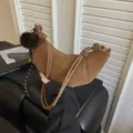 Bolso cruzado de ante marrón tipo cruasán con colgante de pompón esponjoso bolso retro. - Con Colgante / Marrón