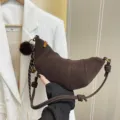 Bolso cruzado de croissant marrón oscuro elegante, bolso versátil de cuero PU para mujer. - Con Colgante / Café