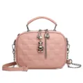 Bolso cruzado acolchado rosa de cuero suave con asa y elegante cadena de plata fina. - Rosa