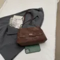 Borsa a tracolla vintage marrone da donna, elegante borsa sottobraccio con cinturino in metallo. - Caffè