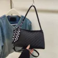 Zwarte geweven schoudertas voor dames, stijlvolle okseltas met polkadots sjaal accessoire. - Zwart