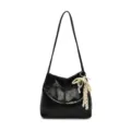 Bolso de hombro negro de cuero arrugado variante con elegante accesorio de encaje y perlas. - Con Colgante / Negro