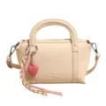 Bolso tipo almohada beige con patron litchi, bolso elegante con correa y colgante corazon rosa. - Con Colgante / Blanco
