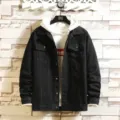 Herren schwarze Jeansjacke mit weisser Kapuzenpullover Lagenlook Freizeit Oberbekleidung. - M / Oberteile / Schwarz