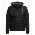 Detailansicht der schwarzen Kapuzen-Steppjacke mit strukturierter Wattierung und Kordel. - S / Oberteile / Schwarz