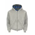 Gedetailleerd overzicht van de grijze hoodie met stijlvolle blauwe ruitvoering en metalen rits. - M / Tops / Lichtgrijs