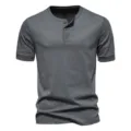 Vue détaillée de chemise Henley gris foncé, montrant la patte de boutons et coton. - M / Hauts / Gris foncé