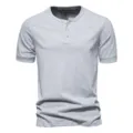 T-shirt Henley à manches courtes gris pour hommes, haut en coton uni décontracté détail. - M / Hauts / Gris clair