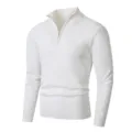 Detalle de primer plano del jersey blanco de cuello alto con cremallera y puños acanalados. - Blanco