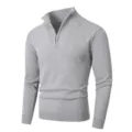 Suéter gris detalle media cremallera, cuello alto y puños acanalados vista en primer plano. - Gris claro
