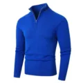Detalle de jersey de cuello alto con cremallera hombre, parte superior de punto azul. - Azul zafiro
