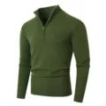 Detalle del jersey de punto para hombre en color verde oliva con cuello alto y cremallera. - Verde Militar