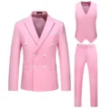 Détail de costume trois pièces croisé rose pour homme, avec blazer, gilet et pantalon. - M / Ensemble / Rose