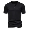 Gros plan sur le t-shirt Henley noir pour homme à manches courtes avec patte de bouton. - M / Hauts / Noir