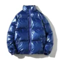 Dettaglio piumino invernale lucido, tessuto e consistenza di giacca imbottita blu. - Taglia M / Top / Blu