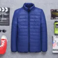 Giacca imbottita leggera invernale da uomo corto colletto alto cappotto imbottito tinta unita - Taglia M / Top / Blu Notte