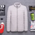 Giacca imbottita leggera da uomo tinta unita grigia cappotto invernale corto variante. - Taglia M / Top / Grigio chiaro