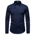 Stilvolles Herren Langarm Freizeithemd mit asymmetrischem Falten-Design und klassischem Revers. - S / Oberteile / Marineblau