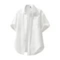 Vista de cerca de la textura del tejido blanco y los detalles del cuello de la camisa. - S / Tops / Blanco