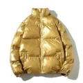 Vista dettagliata del piumino invernale dorato lucido con collo alto e design imbottito spesso. - Taglia M / Top / Oro