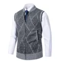 Dettaglio del gilet in maglia da uomo, motivo a rombi con zip e colletto alto. - Taglia M / Top / Grigio chiaro