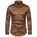 Detalle de camisa de manga larga de satén marrón con patrón jacquard de ondas y cuello clásico. - S / Tops / Dorado