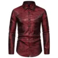 Vista detallada de la camisa burdeos de jacquard de manga larga con textura elegante - S / Tops / Burdeos