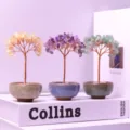 Détail de trois mini arbres à argent en cristal naturel dans des tasses à thé - 9 Têtes 81 Cristaux (Couleur de Base Aléatoire) / Citrine