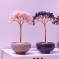 Vue détaillée d'arbres à monnaie en quartz rose et lapis-lazuli dans des coupes - 9 Têtes 81 Cristaux (Couleur de Base Aléatoire) / Arbre de Quartz Rose