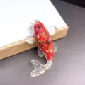 Handgemaakt koi vis ornament van hars met rood natuurlijk kristal en goudfolie - Rood Koraal