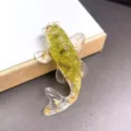 Handgemaakte koi-vis decoratie van hars met groene natuurlijke kristalstenen en goudfolie - Groen Olivijn